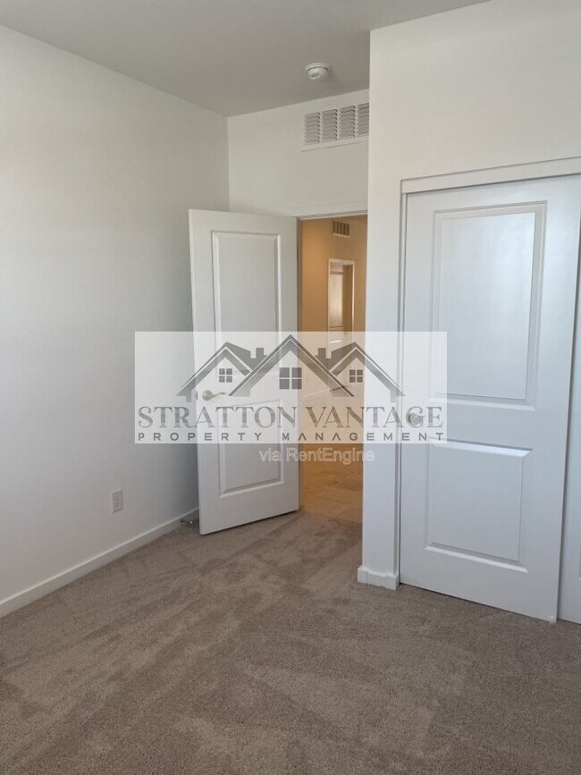 Building Photo - 2942 Kim Dr