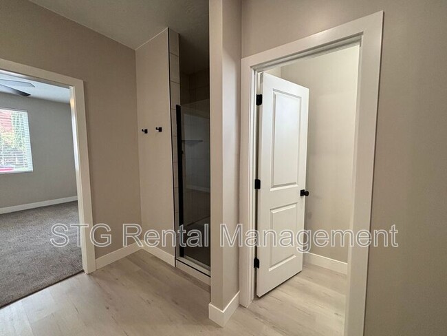 Building Photo - 840 Twin Lakes Dr