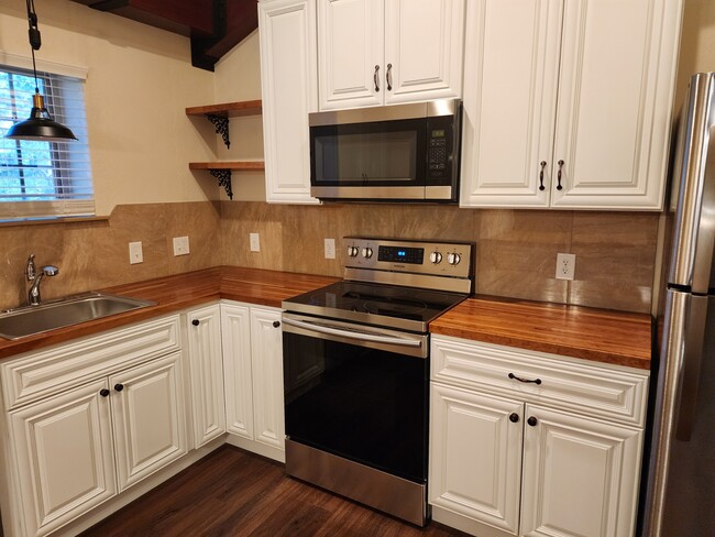 Kitchen looking toward range - 504 Kelly Rd