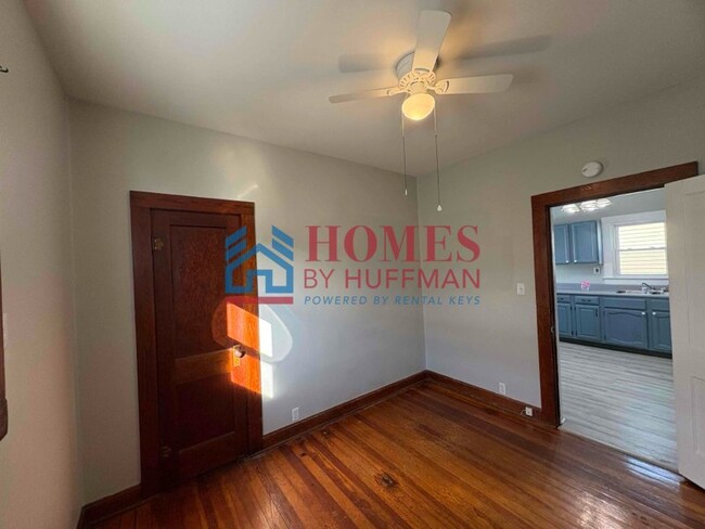 Building Photo - Two Bedroom House | Front Porch | Detached...