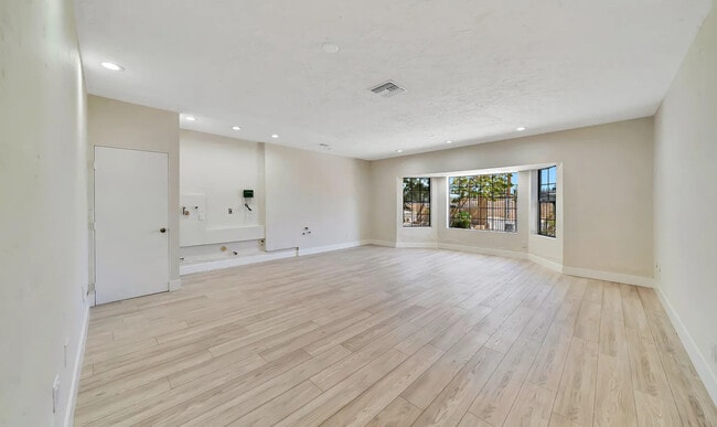 Building Photo - 4528 W Ave L4