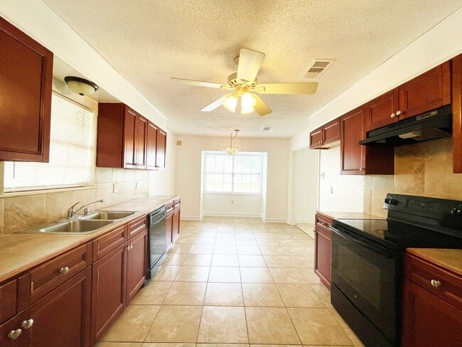 Building Photo - Spacious 4 Bedroom Home with Bonus Room in O'Neal Place