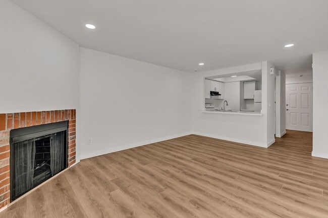 Building Photo - 912 28th St NE