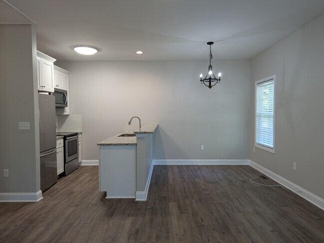 Building Photo - 555 Park Cir