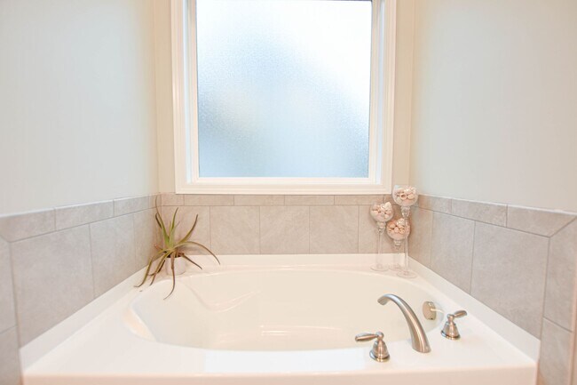 Building Photo - Pet Friendly Three Bedroom with Bonus in S...