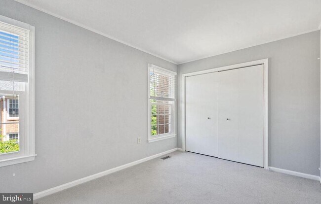 Building Photo - 2522 S Arlington Mill Dr
