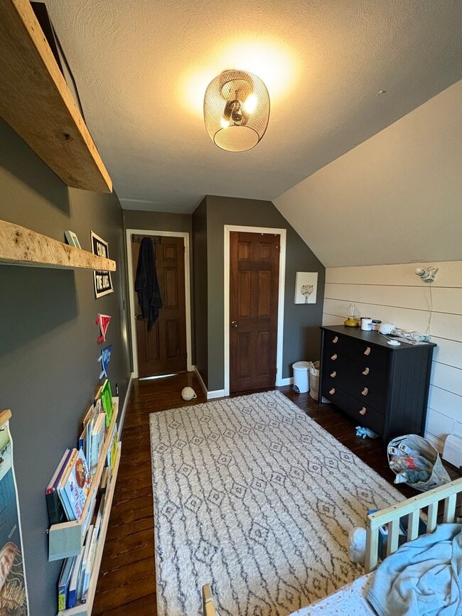Building Photo - Cozy 3-Bedroom 1.5 -Bathroom Home with Fen...