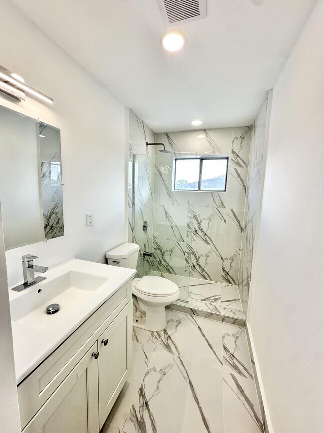 Building Photo - 102 E Tiffany Dr