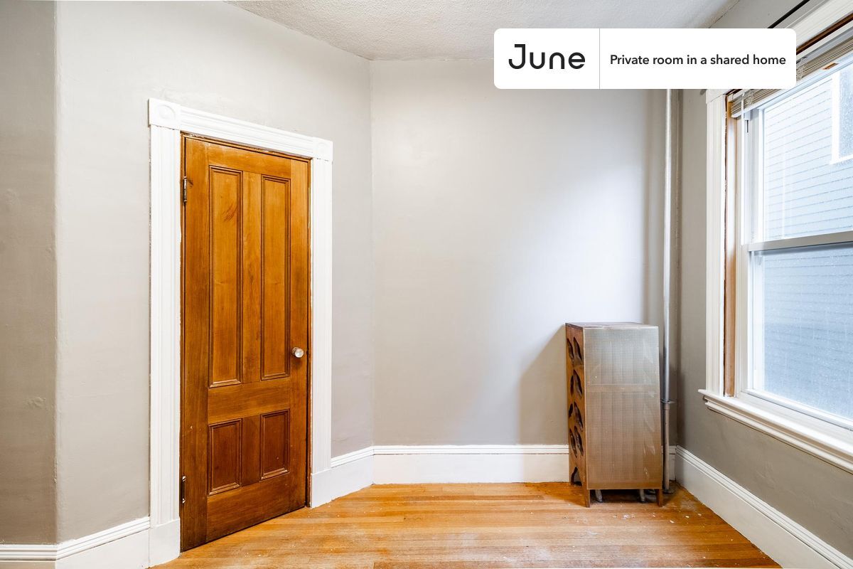 Building Photo - Private bedroom in 5 bed/1 bath Home