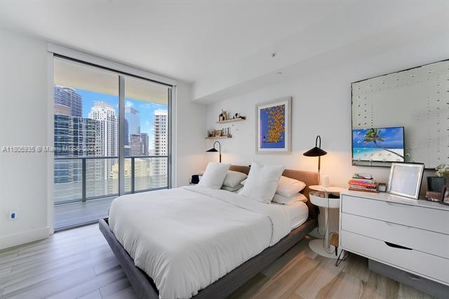 Building Photo - 1300 Brickell Bay Dr