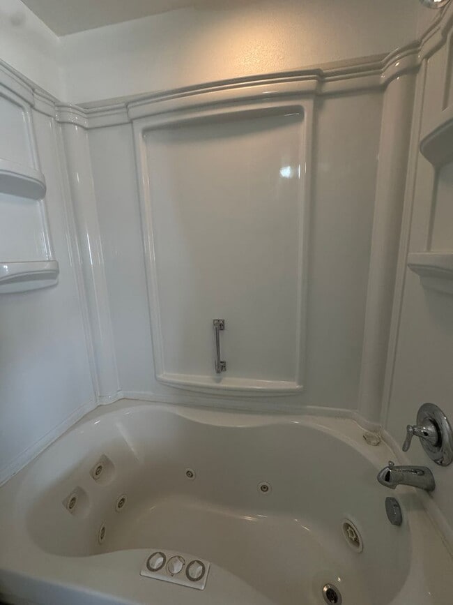 Building Photo - Spacious Rental in Bullhead City