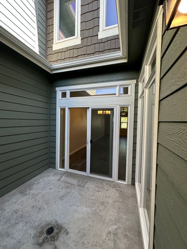 Building Photo - Modern Townhome Near Eagle Greenbelt..3-be...