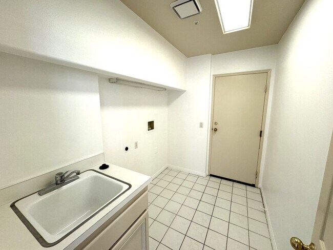 Building Photo - Beautiful 3Bd/2.5Ba Spacious Home in Tustin!