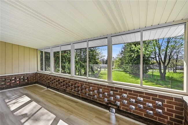 Building Photo - 1060 S Hermitage Rd