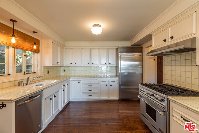 Building Photo - 8440 Harold Way