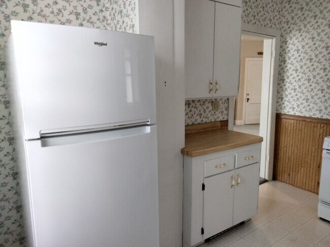 Building Photo - Spacious 1 bedroom 1 bath on the Main Level of a 5 plex.