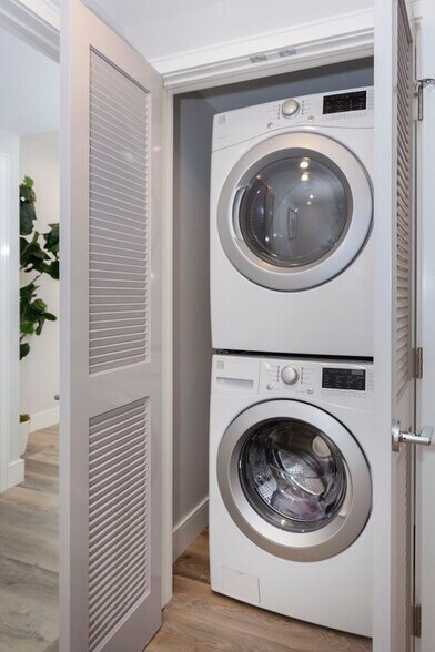 Building Photo - 1059 Elm Ave