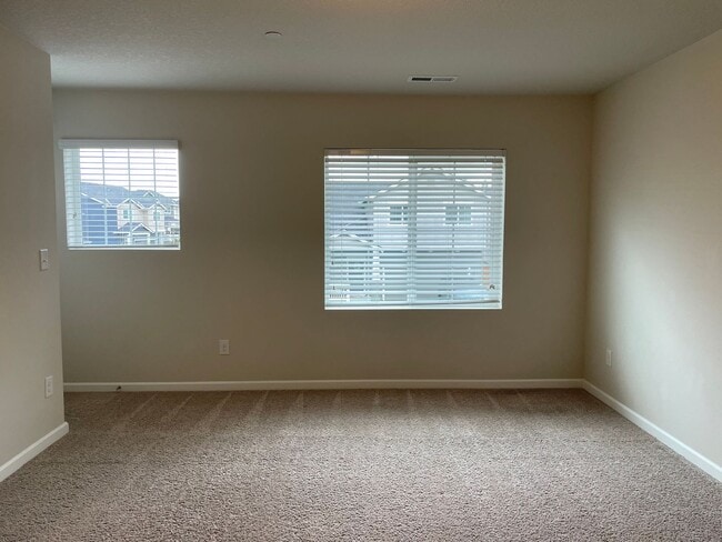 Building Photo - Beautiful 4 Bedroom 2.5 Bath Home Located ...
