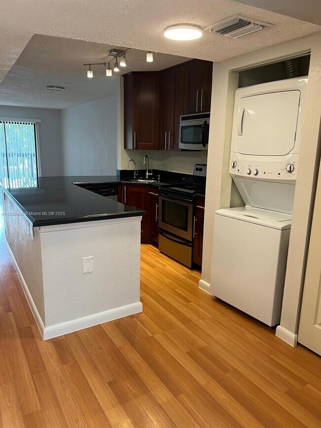 Building Photo - 1021 Mockingbird Ln