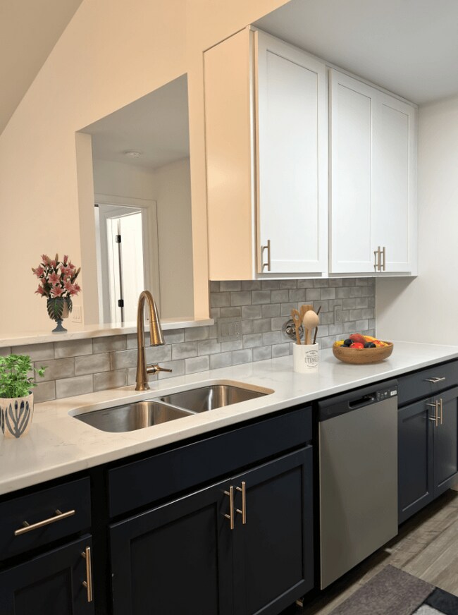 Building Photo - Ivy Hills Living Spaces