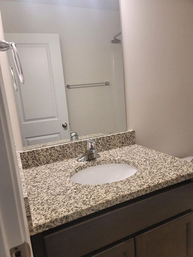Building Photo - 3 Bed/ 2 full + 2 1/2 baths NEW Boiling Sp...