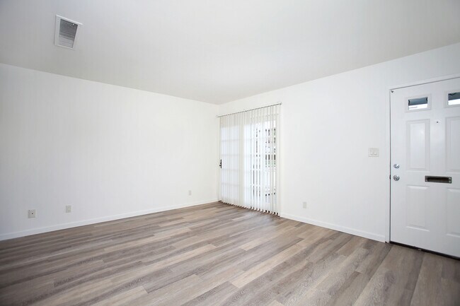 Building Photo - Wonderful Remodeled 2-Story 2BD/1.5BA Townhome in North PB! Parking & Laundry! $4,195/mo
