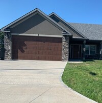 Building Photo - 3 Bedroom, 2 Bathroom Townhouse in Savanna...