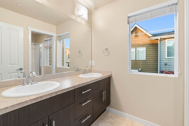 Building Photo - 4326 NE 3rd St