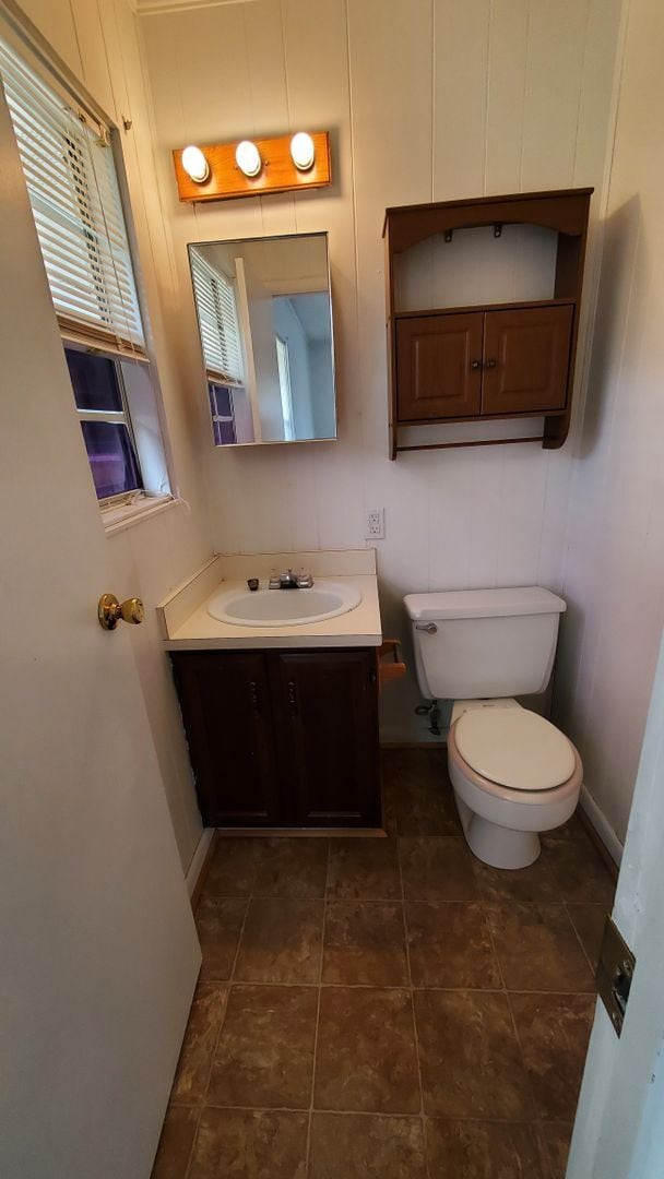 Building Photo - Welcome to this charming 3-bedroom, 1.5-ba...