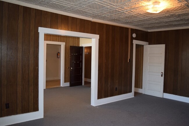 Building Photo - 136 W High St