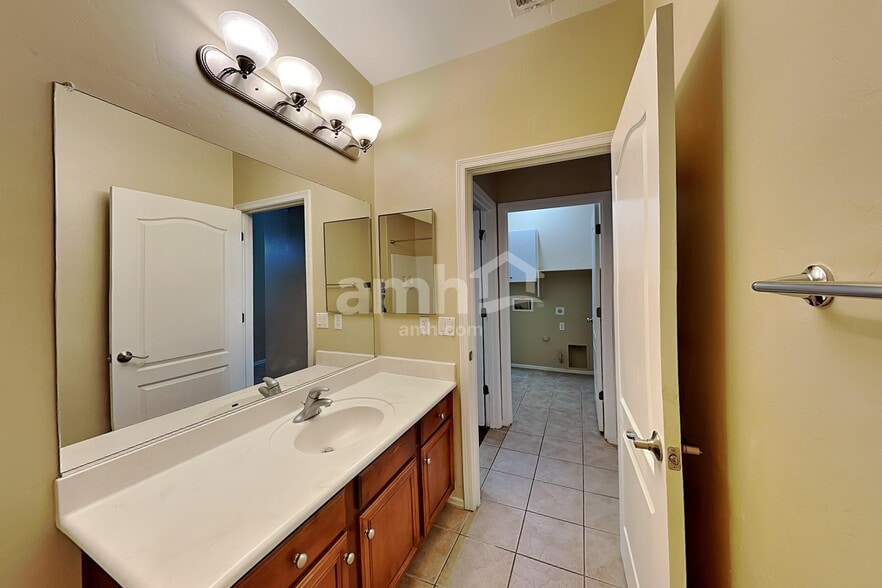 Building Photo - 5561 S Lemon Tree Dr