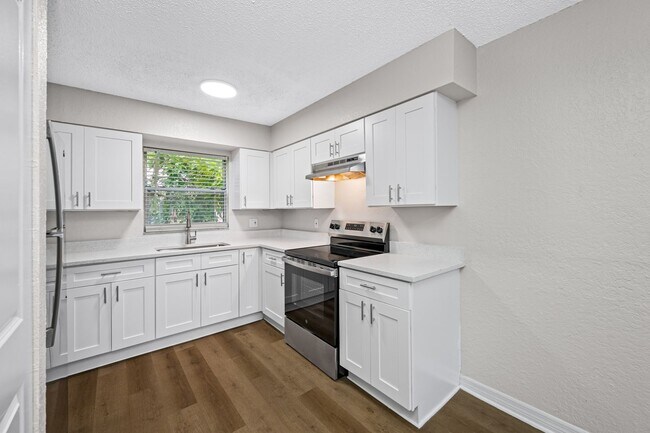 Building Photo - Newly Renovated 2 Bed-2 Bath Apartment wit...