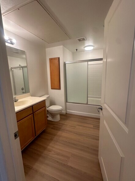 Building Photo - 6400 Crescent Park E