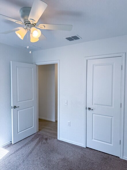 Building Photo - 1427 Laima Curv