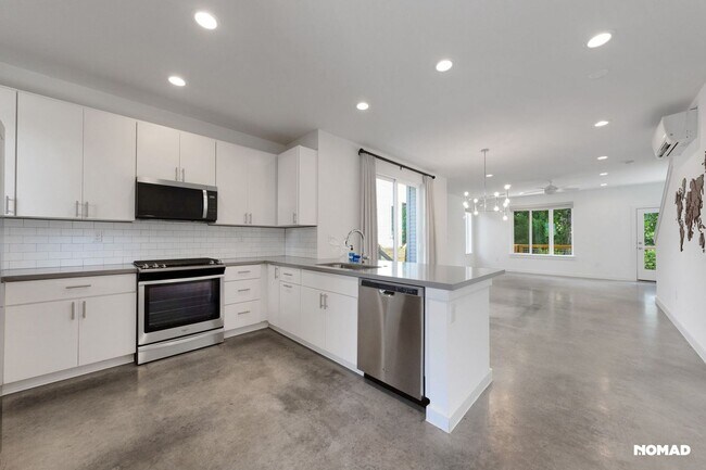 Building Photo - Charming 3BR House in East Austin - Pet Fr...