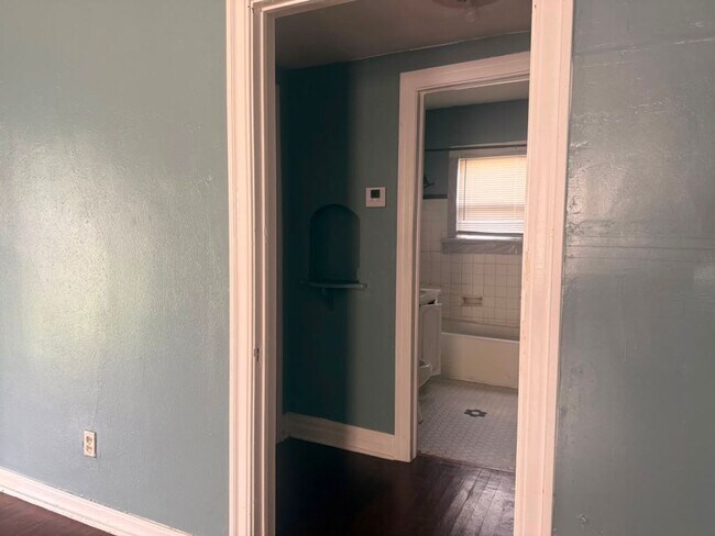 Building Photo - **Charming 3-Bedroom Home in a Great Neighborhood – $900/Month**