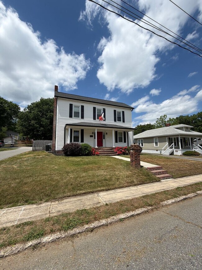 Building Photo - Charming & Spacious 3-Bedroom Home with a Large Fenced Yard!