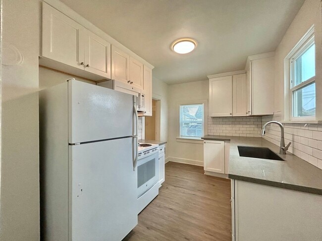 Building Photo - 231 NE 4th Ave