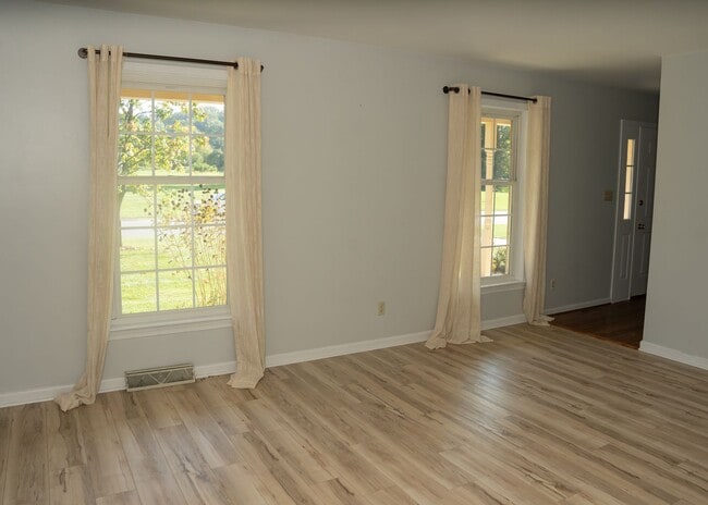 Building Photo - 922 Pinetree Way