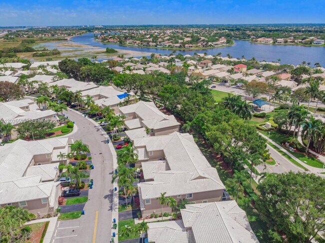 Building Photo - 2098 Madeira Dr