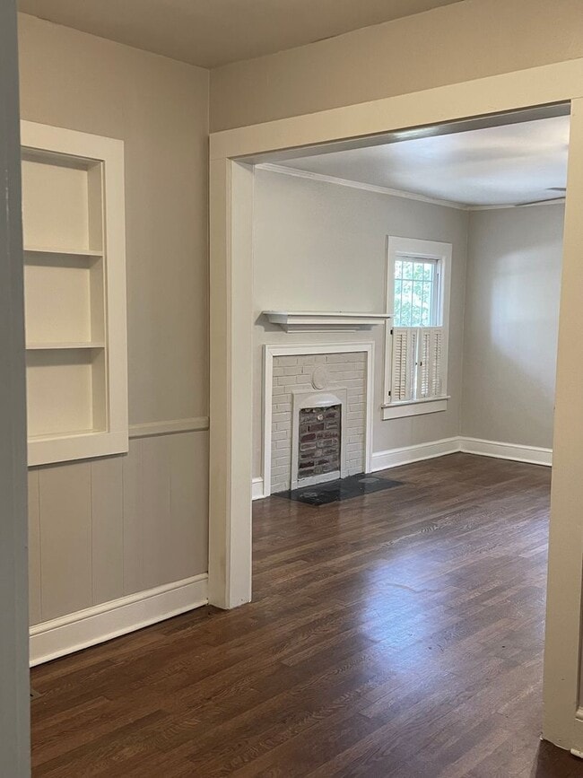 Building Photo - Adorable 2 Bedroom & 1 Full Bath Bungalow ...