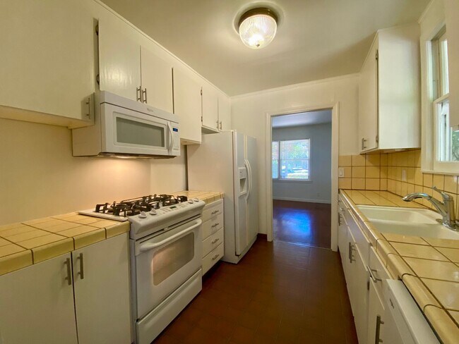Building Photo - Charming Palo Alto Single-Story Home with Private Backyard