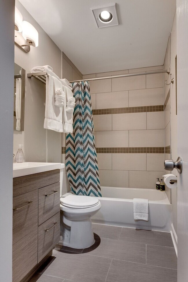 Building Photo - 226 S Hoyne Ave