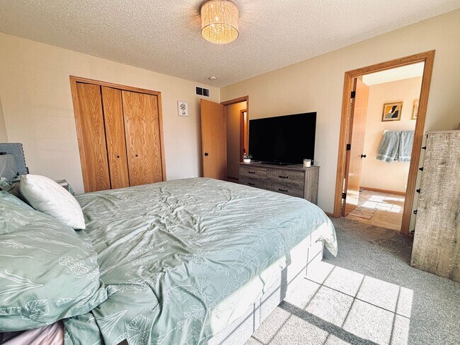 Building Photo - Updated 3bed 3bath End Unit Townhome w’Great Views