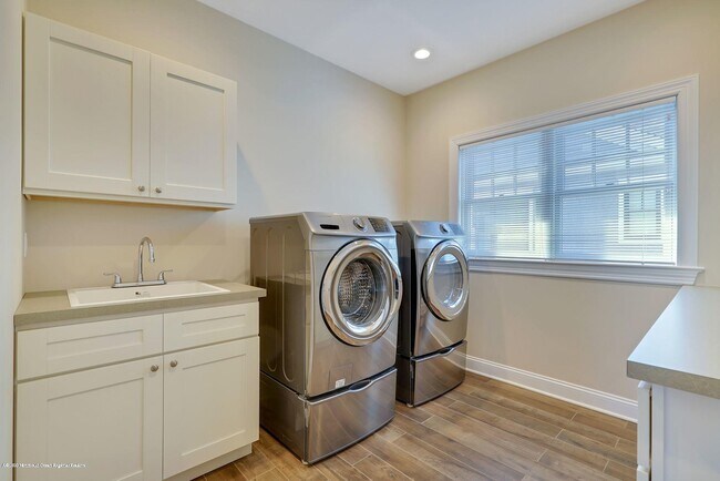 Building Photo - 330 Villa Park Wy