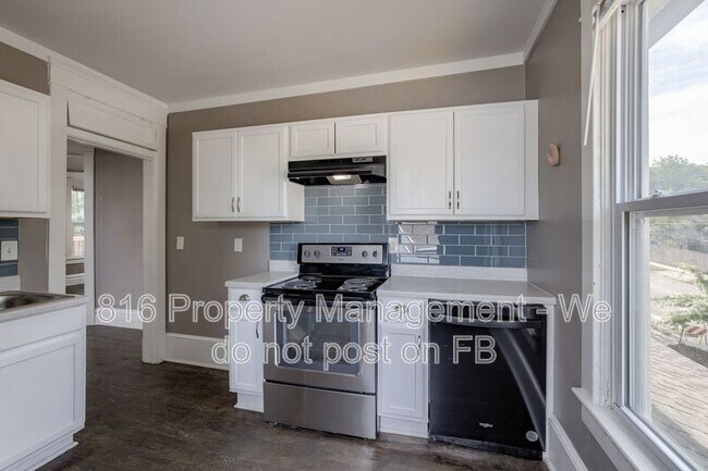 Building Photo - 800 E 33rd St