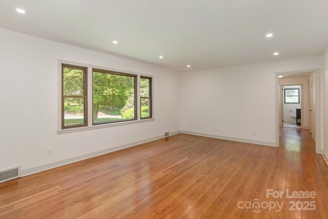 Building Photo - 10 S Oak Forest Dr