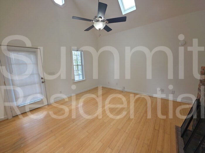 Building Photo - 910 Oakwood Ave