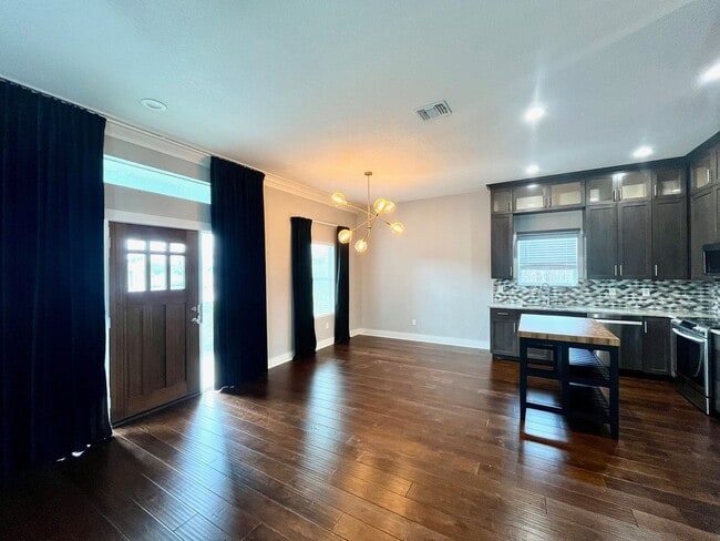 Building Photo - 3/2 Single Story Conveniently Located to D...