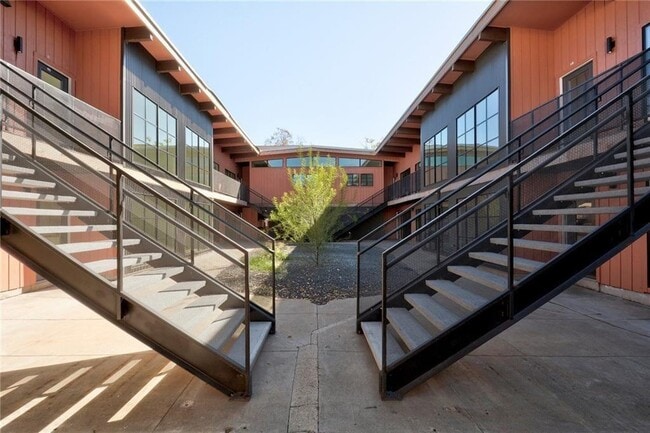 Building Photo - 400 E 30th St